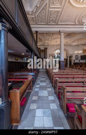 Re Carlo Martire Chiesa, vicino ai Pantili a Tunbridge Wells, Kent. Costruito nel 1676, il soffitto in gesso più antico è di John Weatherell. Foto Stock