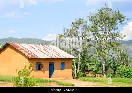 Tipica casa in una remota parte del distretto di Kanungu, Uganda occidentale. Foto Stock