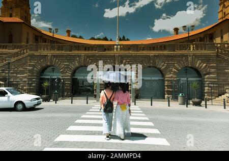 Onorevoli camminare sopra attraversando verso l unione degli edifici entrata. Foto Stock