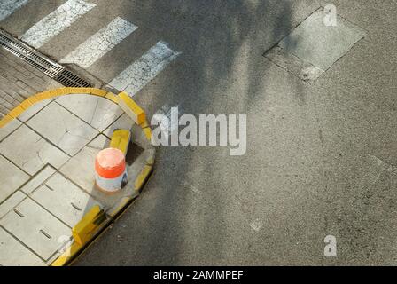 Pedone Crossing su Cracked Road, Siviglia, Spagna. Foto Stock