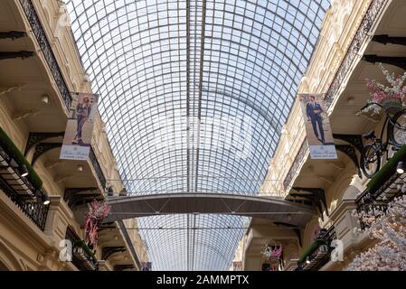 Mosca, RUSSIA-APR8, 2018: Interno del centro commerciale DEI grandi magazzini GUM presso la Red Square, l'8,5 aprile 2018 a Mosca, Russia Foto Stock