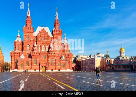 Mosca, Russia-APR9, 2018: Turisti al Museo di Storia dello Stato presso la Piazza Rossa il 9 aprile 2018. Un museo di storia russa incuneato tra Piazza Rossa e ma Foto Stock