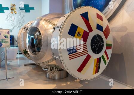 Dettagli del modulo satellitare esposti all'interno del Museo della Cosmonautica ad April10,2018 a Mosca, Russia. Foto Stock