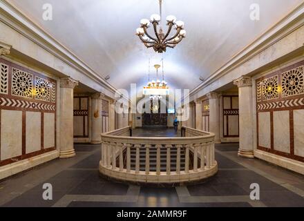 Mosca, Russia-APR8 2018 : Vista interna della stazione della metropolitana sull'8,5 2018 a Mosca, Russia. Le stazioni della metropolitana di Mosca sono un sistema di transito rapido che serve ha Foto Stock