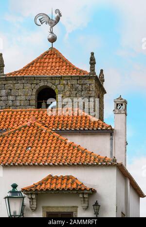 Tetto con un gallo nel villaggio di Monsanto, Portogallo Foto Stock