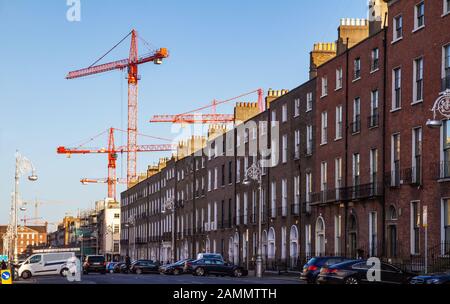 Gru da costruzione per la costruzione a Dublino, Irlanda. Progetto ESB Fitzwilliam, rielaborazione con terrazza di architettura storica georgiana Foto Stock