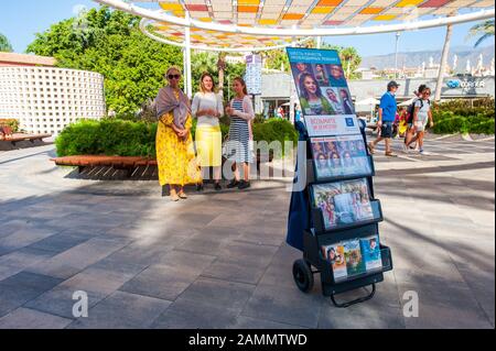 Tenerife, SPAGNA - 27 dicembre 2019: Tre testimoni di Johovah le donne predicano per strada con ciò che chiamano carretto testimonianza. Foto Stock