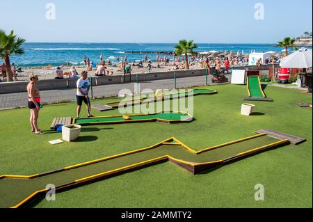 Torviscas, TENERIFE, SPAGNA - 26 dicembre 2019: Una coppia sta giocando a Midget golf sul viale di Torviscas a Tenerife. Foto Stock