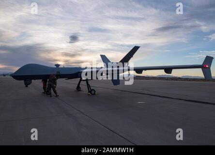 Gli aerei dell'unità di manutenzione Dell'Aeromobile 29th guardano al nuovo Miaper mq-9 dell'ala 49th, 8 gennaio 2020, sulla base dell'aeronautica di Holloman, N.M. Questo è il primo aereo pilotato in remoto ad essere trasportato attraverso Lo Spazio Aereo nazionale a Holloman. (STATI UNITI Air Force photo by Airman 1st Class Autunno Vogt) Foto Stock