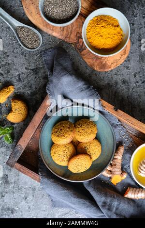 Biscotti dolci con farina integrale e curcuma, zuccherati con miele, cosparsi di semi di chia Foto Stock