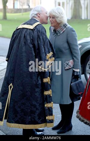 Il professor Iain Torrance saluta la duchessa di Cornovaglia (conosciuta come la duchessa di Rothesay mentre si trova in Scozia) quando arriva all'Università di Aberdeen dove presenterà un diploma onorario alla suora Principessa reale. Foto Stock