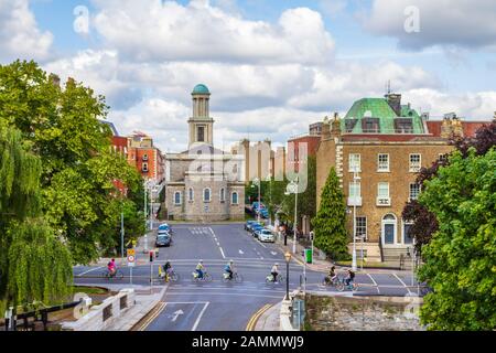 St Stephen'S Church, Pepper Canister, Irlanda. Turisti in bicicletta in bicicletta escursioni a Dublino utilizzando pista ciclabile. Viaggio ecologico ecologico Foto Stock