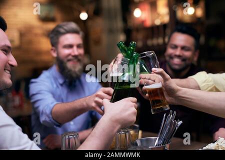 Gruppo di uomini che fanno un buon fine settimana Foto Stock