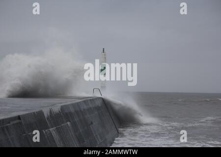 Aberystwyth Wales UK Meteo 14th Gennaio 2020. Pioggia torrenziale accoppiata da forza di gale severa venti battter le zone costiere del Galles occidentale, onde enormi guidate dal vento forte smash contro il muro del porto e la passeggiata di fronte di Aberystwyth : credito: Mike davies/Alamy Live News Foto Stock