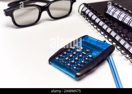 Calcolo dei numeri di dichiarazione delle imposte e delle cifre sul concetto di ufficio per la compilazione dei moduli di dichiarazione delle imposte Foto Stock