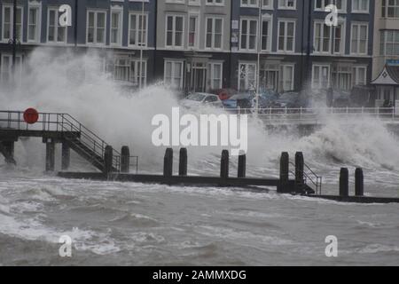 Aberystwyth Wales UK Meteo 14th Gennaio 2020. Pioggia torrenziale accoppiata da forza di gale severa venti battter le zone costiere del Galles occidentale, onde enormi guidate dal vento forte smash contro il muro del porto e la passeggiata di fronte di Aberystwyth : credito: Mike davies/Alamy Live News Foto Stock