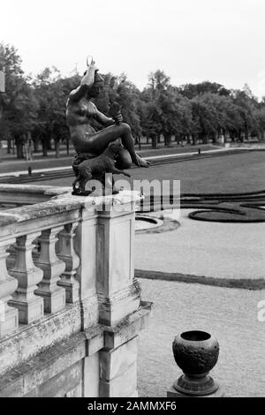 Branzeskulpturen von Adriaen de Vries im Schlosspark von Drottningholm auf der Insel Lovön, an der Schlossstreppe mit Blick in den Barockgarten, 1969. Sculture in bronzo di Adriaen de Vries nel giardino del Castello di Drottningholm sull'isola di Lovön, a fianco dei gradini del castello, con vista sul giardino barocco, 1969. Foto Stock