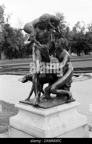 Erbringung von Dienstleistungen von Dienstleistungen von Dienstleistungen im Bereich von Dienstleistungen im Bereich, in der Insel Lovön, Venus und Adonis, 1969. Sculture in bronzo di Adriaen de Vries nel giardino del Castello di Drottningholm sull'isola di Lovön, Venere e Adonis, 1969. Foto Stock