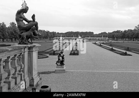 Branzeskulpturen von Adriaen de Vries im Schlosspark von Drottningholm auf der Insel Lovön, an der Schlossstreppe mit Blick in den Barockgarten, 1969. Sculture in bronzo di Adriaen de Vries nel giardino del Castello di Drottningholm sull'isola di Lovön, a fianco dei gradini del castello, con vista sul giardino barocco, 1969. Foto Stock