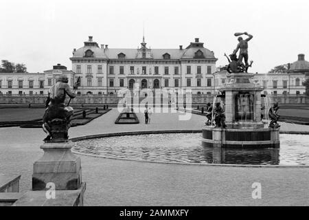 Herkules Kampf mit dem Dachen und Blick auf das Schloss, 1969. Sculture in bronzo di Adriaen de Vries nel giardino del castello di Drottningholm sull'isola di Lovön, lotta di Ercole con il drago e vista sul castello, 1969. Foto Stock