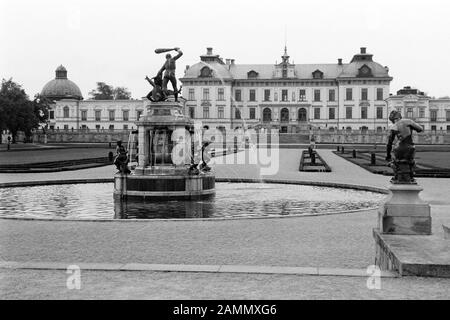 Herkules Kampf mit dem Dachen und Blick auf das Schloss, 1969. Sculture in bronzo di Adriaen de Vries nel giardino del castello di Drottningholm sull'isola di Lovön, lotta di Ercole con il drago e vista sul castello, 1969. Foto Stock