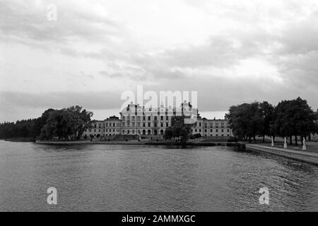 Blick über den See auf den Schlosspark von Drottningholm auf der Insel Lovön, Neptun, 1969. Vista sul lago al parco del castello di Drottningholm sull'isola di Lovön, Nettuno, 1969. Foto Stock