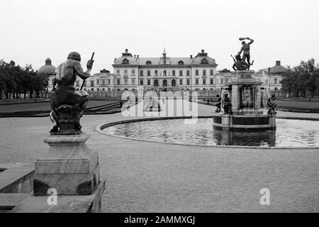 Herkules Kampf mit dem Dachen und Blick auf das Schloss, 1969. Sculture in bronzo di Adriaen de Vries nel giardino del castello di Drottningholm sull'isola di Lovön, lotta di Ercole con il drago e vista sul castello, 1969. Foto Stock