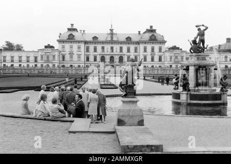 Herkules Kampf mit dem Dachen und Blick auf das Schloss, 1969. Sculture in bronzo di Adriaen de Vries nel giardino del castello di Drottningholm sull'isola di Lovön, lotta di Ercole con il drago e vista sul castello, 1969. Foto Stock