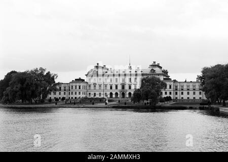 Blick über den See auf den Schlosspark von Drottningholm auf der Insel Lovön, Neptun, 1969. Vista sul lago al parco del castello di Drottningholm sull'isola di Lovön, Nettuno, 1969. Foto Stock