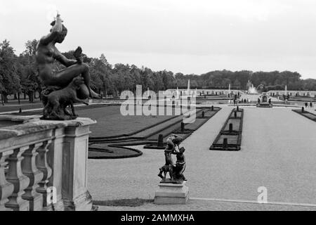 Branzeskulpturen von Adriaen de Vries im Schlosspark von Drottningholm auf der Insel Lovön, an der Schlossstreppe mit Blick in den Barockgarten, 1969. Sculture in bronzo di Adriaen de Vries nel giardino del Castello di Drottningholm sull'isola di Lovön, a fianco dei gradini del castello, con vista sul giardino barocco, 1969. Foto Stock