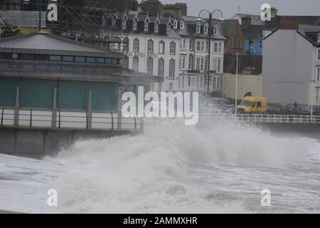 Aberystwyth Wales UK Meteo 14th Gennaio 2020. Pioggia torrenziale accoppiata da forza di gale severa venti battter le zone costiere del Galles occidentale, onde enormi guidate dal vento forte smash contro il muro del porto e la passeggiata di fronte di Aberystwyth : credito: Mike davies/Alamy Live News Foto Stock