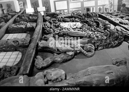 Das rack der Vasa in der damaligen Ausstellungshalle auf Beckholmen, geschnitzte Holzfiguren vom Heck, 1969. Il Relitto della nave Vasa nella sala espositiva del tempo su Beckholmen, scolpito figure di legno dalla poppa della nave, 1969. Foto Stock