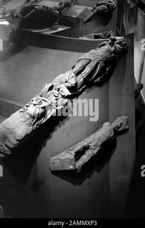 Das rack der Vasa in der damaligen Ausstellungshalle auf Beckholmen, geschnitzte Holzfiguren vom Heck, 1969. Il Relitto della nave Vasa nella sala espositiva del tempo su Beckholmen, scolpito figure di legno dalla poppa della nave, 1969. Foto Stock