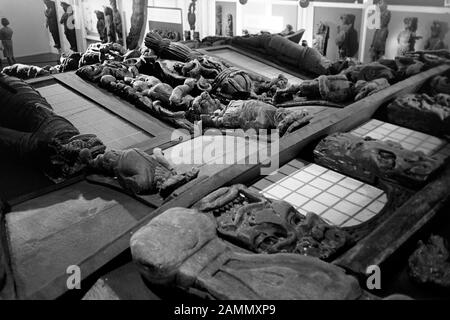 Das rack der Vasa in der damaligen Ausstellungshalle auf Beckholmen, geschnitzte Holzfiguren vom Heck, 1969. Il Relitto della nave Vasa nella sala espositiva del tempo su Beckholmen, scolpito figure di legno dalla poppa della nave, 1969. Foto Stock