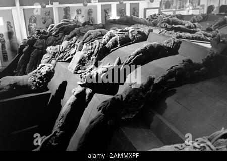 Das rack der Vasa in der damaligen Ausstellungshalle auf Beckholmen, geschnitzte Holzfiguren vom Heck, 1969. Il Relitto della nave Vasa nella sala espositiva del tempo su Beckholmen, scolpito figure di legno dalla poppa della nave, 1969. Foto Stock