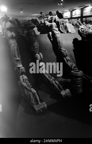 Das rack der Vasa in der damaligen Ausstellungshalle auf Beckholmen, geschnitzte Holzfiguren vom Heck, 1969. Il Relitto della nave Vasa nella sala espositiva del tempo su Beckholmen, scolpito figure di legno dalla poppa della nave, 1969. Foto Stock