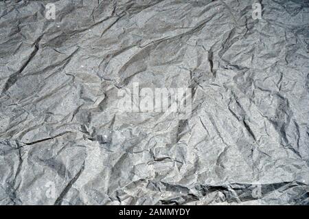 Carta da imballaggio grinzita beige vista dall'alto. Sfondo Foto Stock