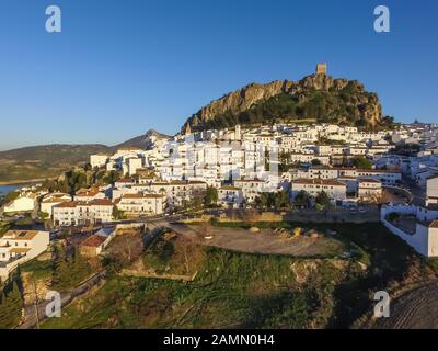 Zahara de la Sierra è un villaggio bianco della provincia di Cadice, Andalusia, Spagna Foto Stock