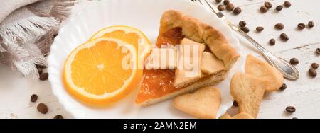 Vista superiore fetta di torta con arancia confetture agli agrumi e biscotti Foto Stock