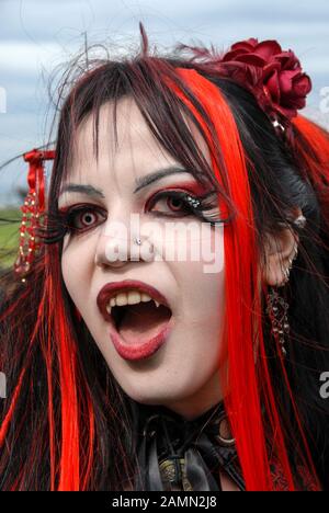 Goth Convention week-end a Whitby, North Yorkshire in Gran Bretagna UN vampiro bares suoi fangs (Vampire denti). Centinaia di Goti rivestiti di nero scendono sul Th Foto Stock