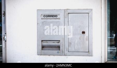 Quarteira, Portogallo - 01 maggio 2018: Mailbox della società nazionale CTT Correios (corrieri) sul muro di un edificio in una giornata di primavera Foto Stock