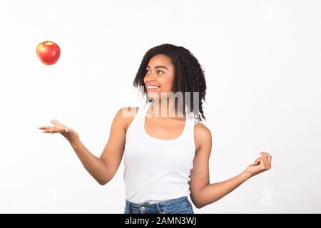 Ritratto di donna nera che gioca con la mela Foto Stock