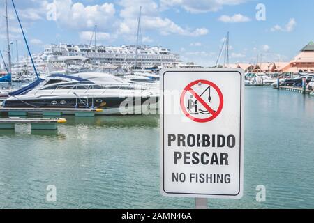 Vilamoura, Portogallo - 01 maggio 2018: Accedi in portoghese - Nessuna pesca (pescar proibido) sulla banchina del porto turistico in una giornata di primavera Foto Stock