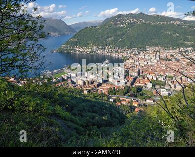 Como - La città tra i monti e il lago di Como. Foto Stock