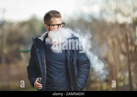 E-liquido aromatizzato al vapore di una sigaretta elettronica Foto Stock