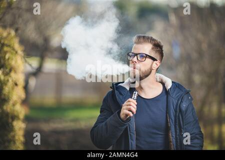 E-liquido aromatizzato al vapore di una sigaretta elettronica Foto Stock