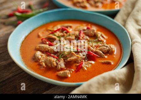 Curry di cocco di maiale rosso essiccato, cucina tailandese Foto Stock