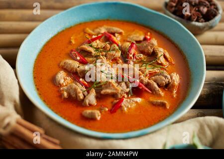 Curry di cocco di maiale rosso essiccato, cucina tailandese Foto Stock