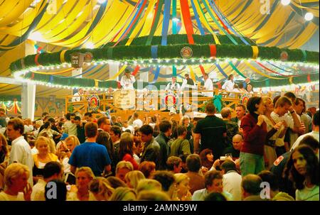 Visitatori allegri in una tenda della birra all'Oktoberfest, Monaco, Baviera, Germania, Europa, 01. Ottobre 2003 Foto Stock