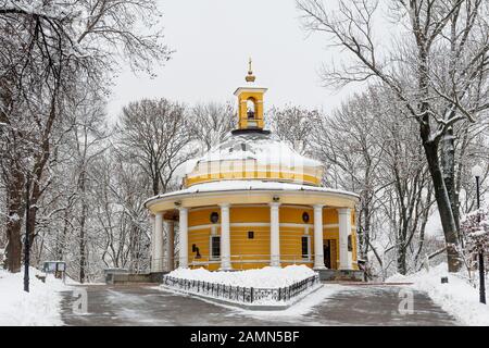 Tomba di Askold, antica pietra miliare nello storico quartiere di Pechersk, con la chiesa greco-cattolica Ucraina di San Nicola costruita sul suo luogo, Kiev, Ucraina Foto Stock